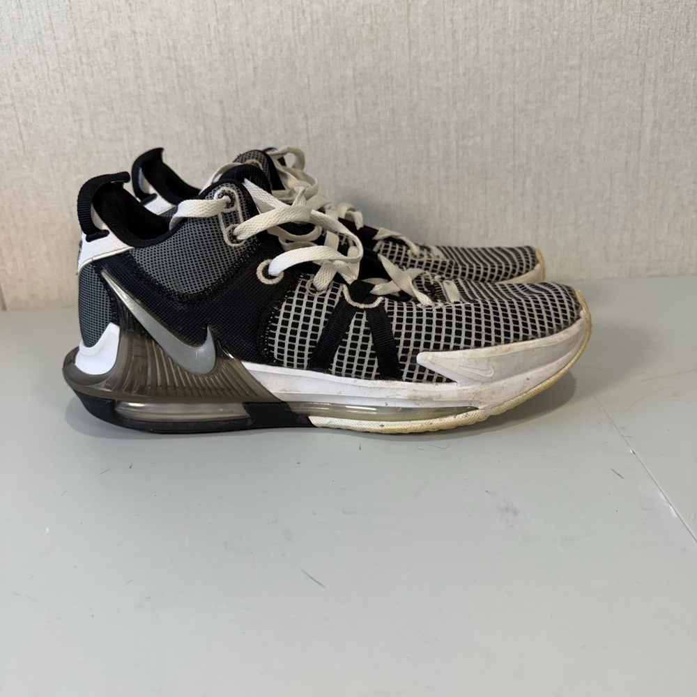 Size 9.5 - Nike LeBron Witness 7 White Black Missing Original Insoles